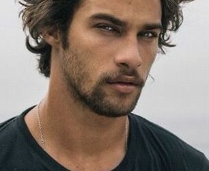 Les Meilleures Coupes Mi-Longues pour Hommes : Styles et Conseils