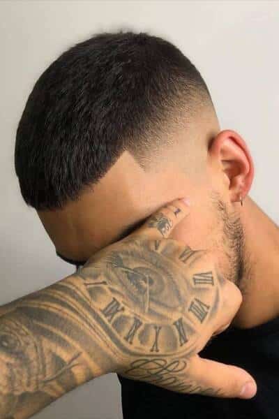 Buzz cut homme moderne